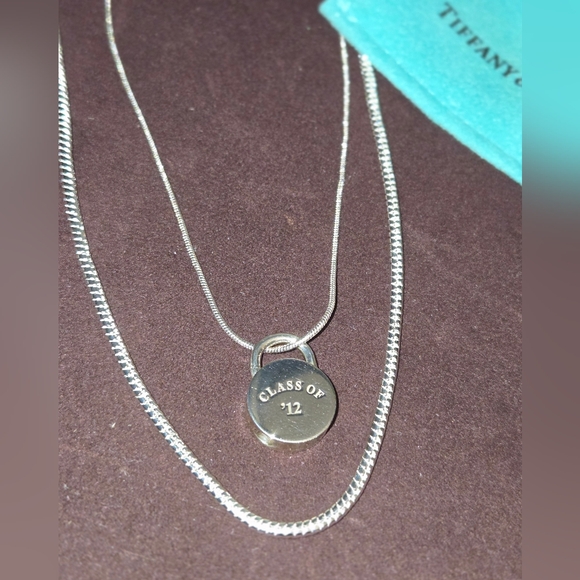 TIFFANY & CO SILVER CLASS OF 12 2012 CIRCLE PADLOCK CHARM PENDANT - Picture 3 of 5